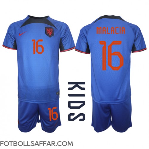Nederländerna Tyrell Malacia #16 Bortadräkt Barn VM 2022 Kortärmad (+ Korta byxor)